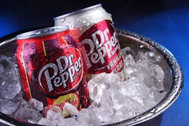 İki kutu gazlı içecek, Dr Pepper.