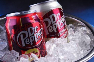 İki kutu gazlı içecek, Dr Pepper.
