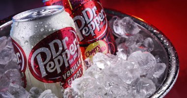 İki kutu gazlı içecek, Dr Pepper.