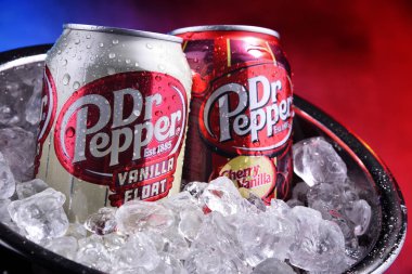 İki kutu gazlı içecek, Dr Pepper.