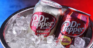 İki kutu gazlı içecek, Dr Pepper.
