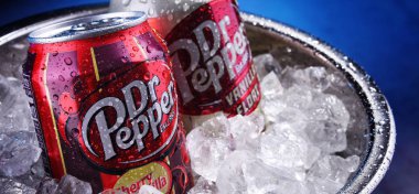 İki kutu gazlı içecek, Dr Pepper.