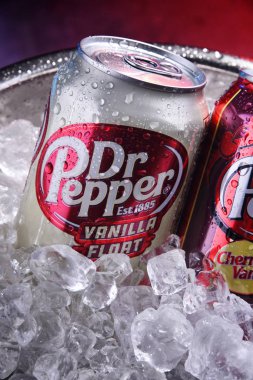 İki kutu gazlı içecek, Dr Pepper.