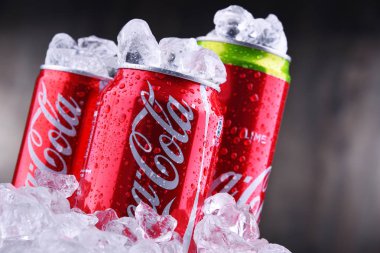 Buzlu Coca-Cola konserveleri.