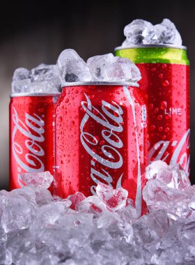 Buzlu Coca-Cola konserveleri.