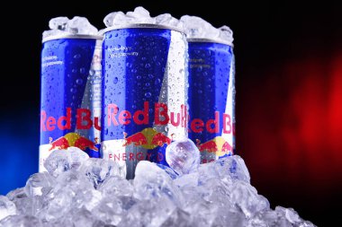 Konserve Red Bull, popüler bir enerji içeceği.