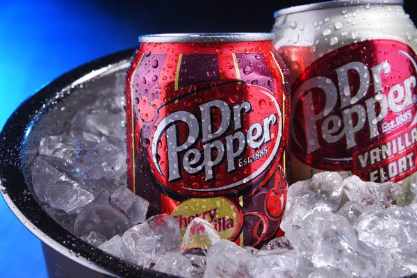 İki kutu gazlı içecek, Dr Pepper.