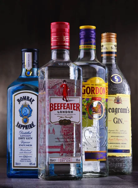 Τέσσερα μπουκάλια από δημοφιλή εμπορικά σήματα τζιν — Φωτογραφία Αρχείου