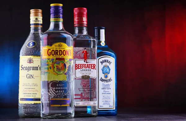 Négy üveg népszerű gin márka — Stock Fotó