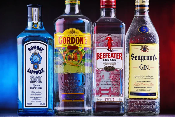 Čtyři láhve populárních značek gin — Stock fotografie