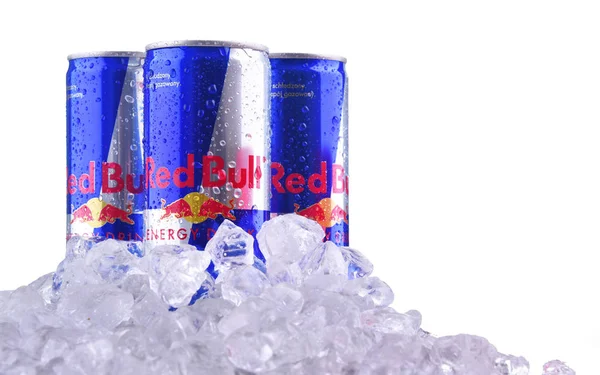 Банки Red Bull, популярного енергетичного напою — стокове фото