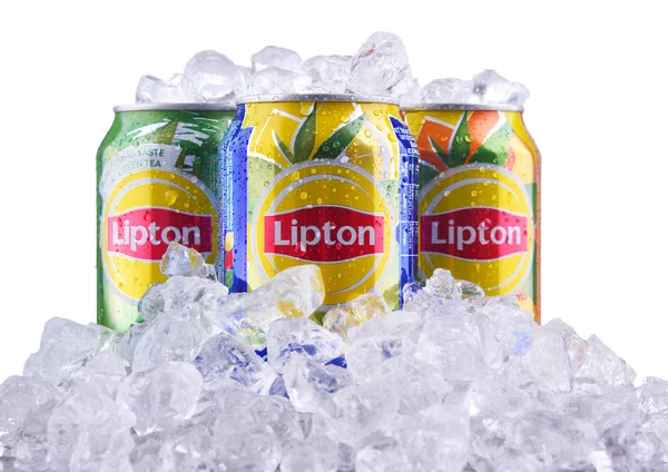 Tre lattine di tè freddo Lipton soft drink . — Foto Stock