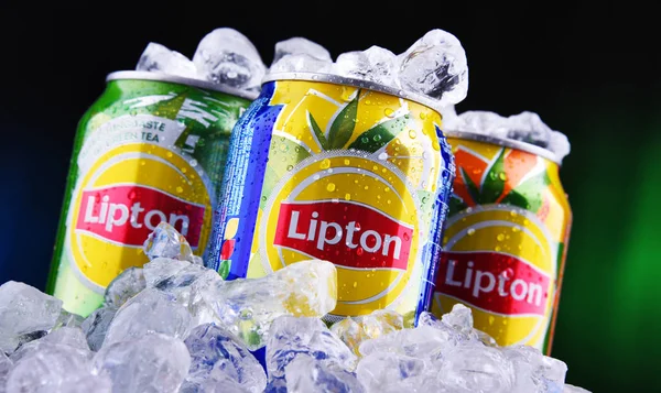 Три банки безалкогольного напою Lipton Ice Tea. — стокове фото