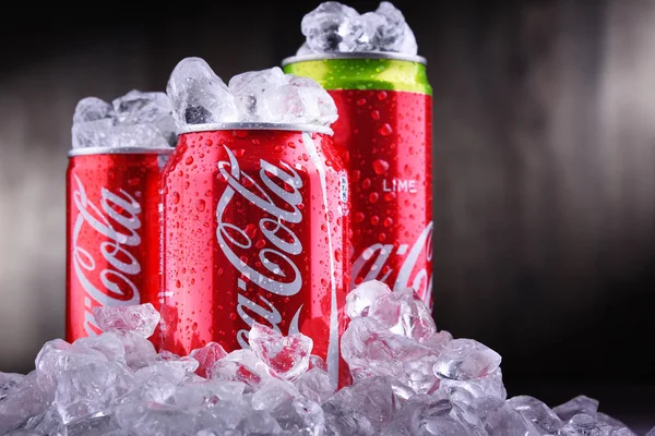 Latas de Coca-Cola com gelo picado — Fotografia de Stock