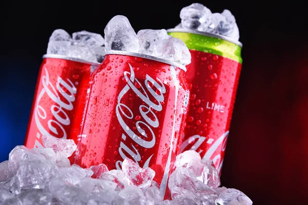 Burkar av Coca-Cola med krossad is — Stockfoto