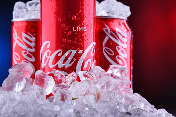 Burkar av Coca-Cola med krossad is — Stockfoto