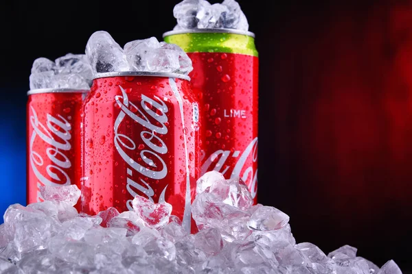 Blikken Coca-Cola met geplet ijs — Stockfoto