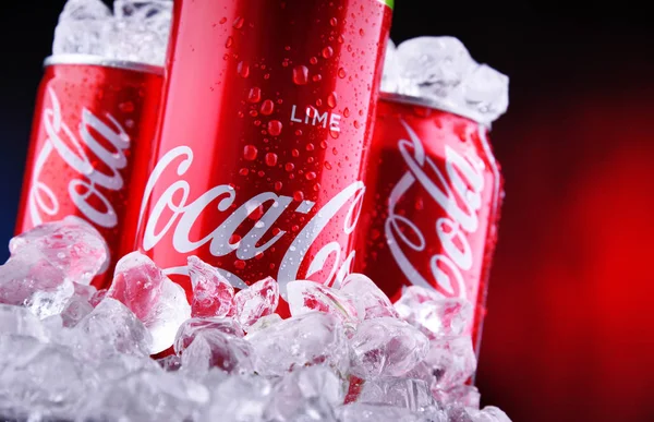 Latas de Coca-Cola com gelo picado — Fotografia de Stock