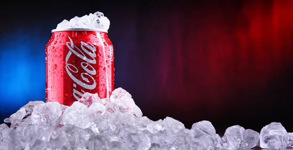 Latta di Coca-Cola con ghiaccio tritato — Foto Stock