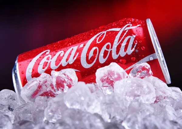 Can of Coca-Cola with crushed ice — ストック写真