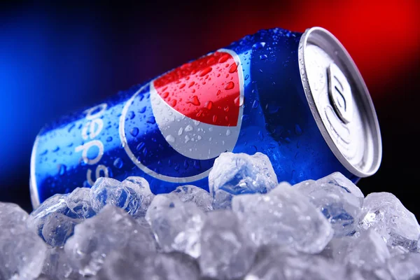 Une boîte de Pepsi avec glace concassée — Photo