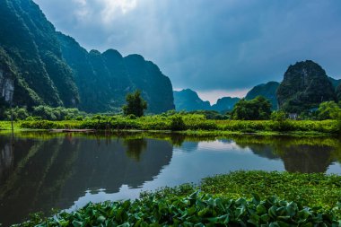 Trang An, Ninh Binh, Vietnam yakınlarında manzaralı bir bölge.