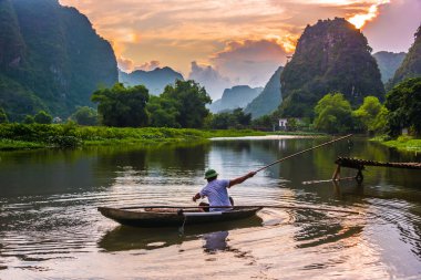 Trang An 'da teknede balıkçı, Ninh Binh, Vietnam yakınlarında.
