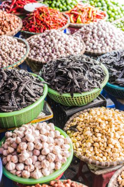 Hanoi, Vietnam 'da sokak pazarında satılan yiyecekler.