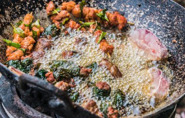 Hanoi, Vietnam 'da bir sokak restoranında yerel yemek pişirildi.