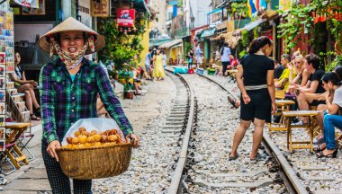Vietnamlı kadın Hanoi, Vietnam 'da tren sokağında kurabiye satıyor.