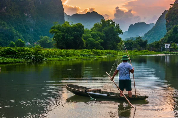 Pescador em barco em Trang An, perto de Ninh Binh, Vietnã — Fotografia de Stock