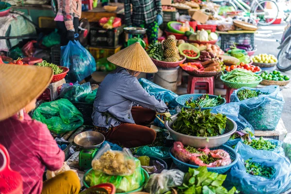 Mulheres vendendo comida na rua de Hoi An, Vietnã — Fotografia de Stock