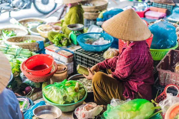 Women selling food on the street of Hoi An, Vietnam — Stock Photo, Image