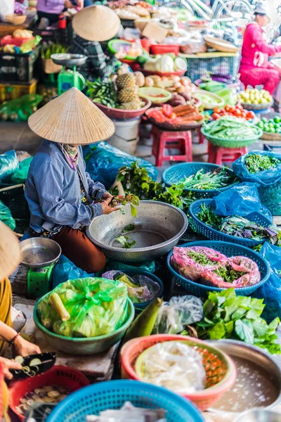 Wanita menjual makanan di jalan Hoi An, Vietnam — Stok Foto