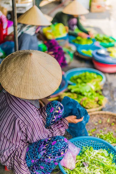 Wanita menjual makanan di jalan Hoi An, Vietnam — Stok Foto