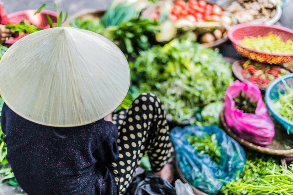 Kobiety sprzedające jedzenie na ulicy Hoi An, Wietnam — Zdjęcie stockowe