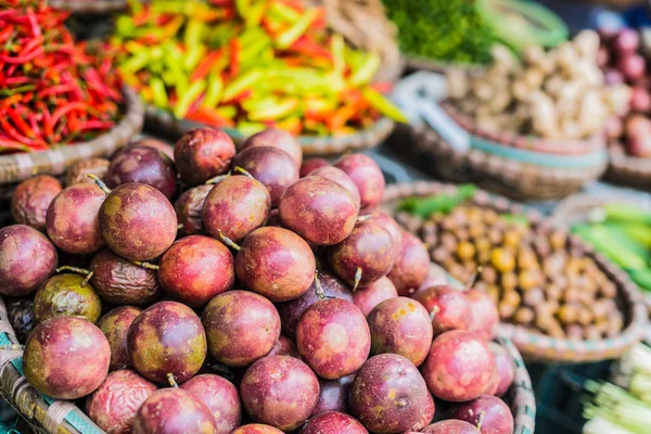 Livsmedel som säljs på gatumarknaden i Hanoi, Vietnam — Stockfoto