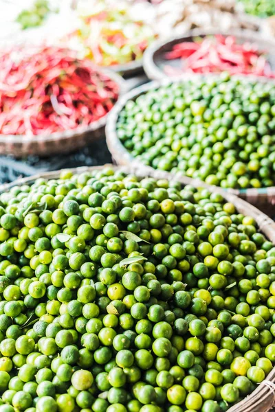 Levensmiddelen verkocht op de straatmarkt in Hanoi, Vietnam — Stockfoto