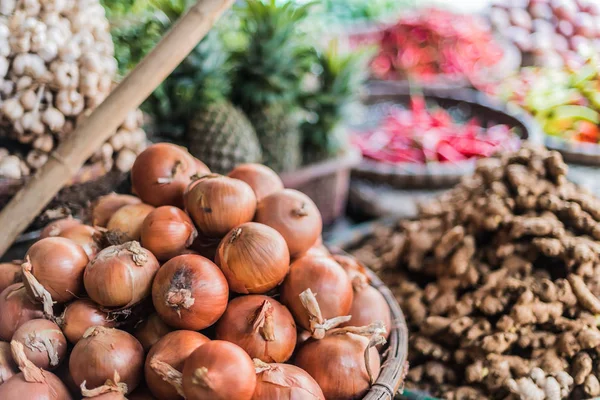 Mercearia vendida no mercado de rua em Hanói, Vietnã — Fotografia de Stock