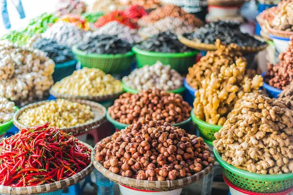 Levensmiddelen verkocht op de straatmarkt in Hanoi, Vietnam — Stockfoto