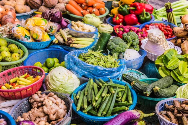 Potraviny prodávané na pouličním trhu v Hanoji, Vietnam — Stock fotografie