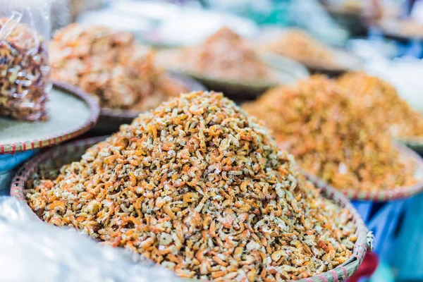 Сушеные морепродукты, продаваемые на рынке в Ханое, Вьетнам — стоковое фото