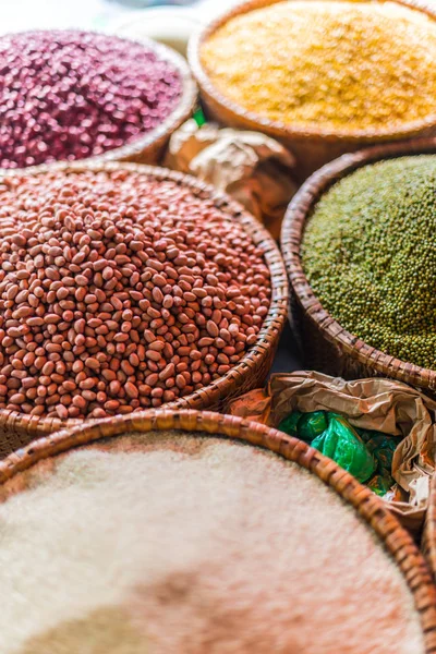 Produtos alimentares secos vendidos no mercado de rua em Hanói, Vietnã — Fotografia de Stock