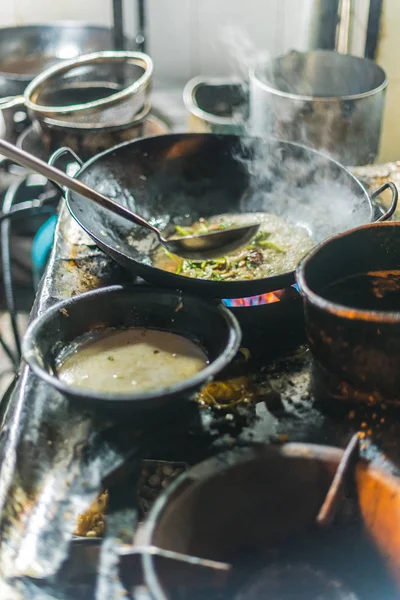 Comida local cocinada en un restaurante callejero en Hanoi, Vietnam —  Fotos de Stock