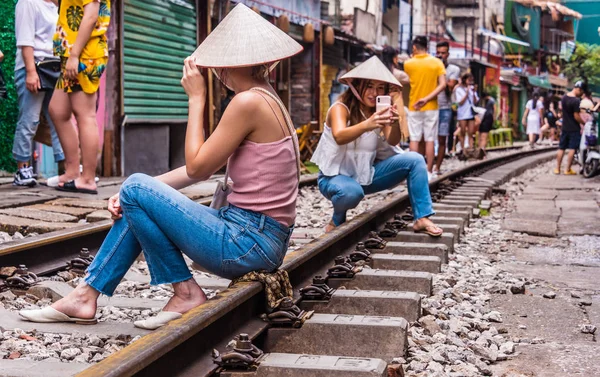 Dwóch młodych turystów na Train Street w Hanoi, Wietnam — Zdjęcie stockowe