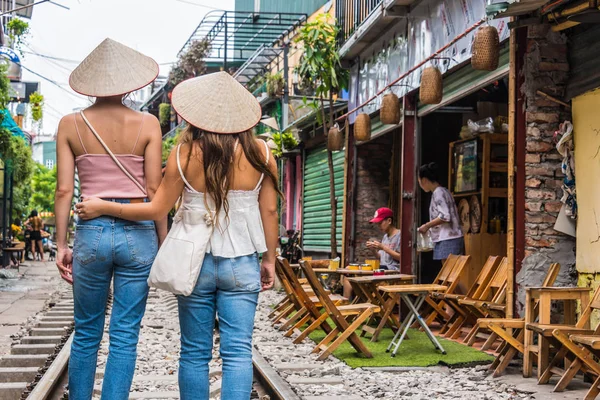 Two young tourists onTrain Street in Hanoi, Vietnam — Stock Photo, Image