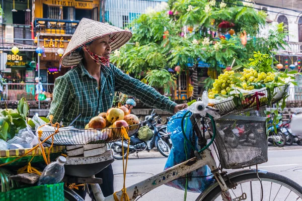 Vietnamese woman selling fruit on a bike in Hanoi, Vietnam — Stock Photo, Image