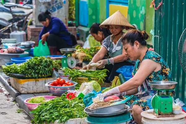 Woman selling food on a street in the old town of Hanoi, Vietnam — Stock Photo, Image