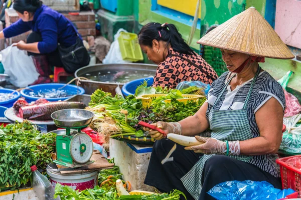 Mulher vendendo comida em uma rua na cidade velha de Hanói, Vietnã — Fotografia de Stock