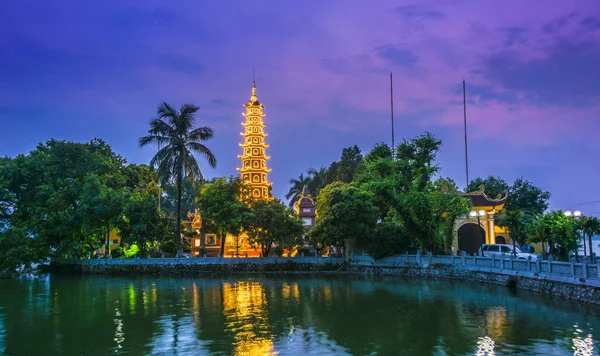 Tran Quoc Pagoda em Hanói, Vietnã após o pôr do sol — Fotografia de Stock